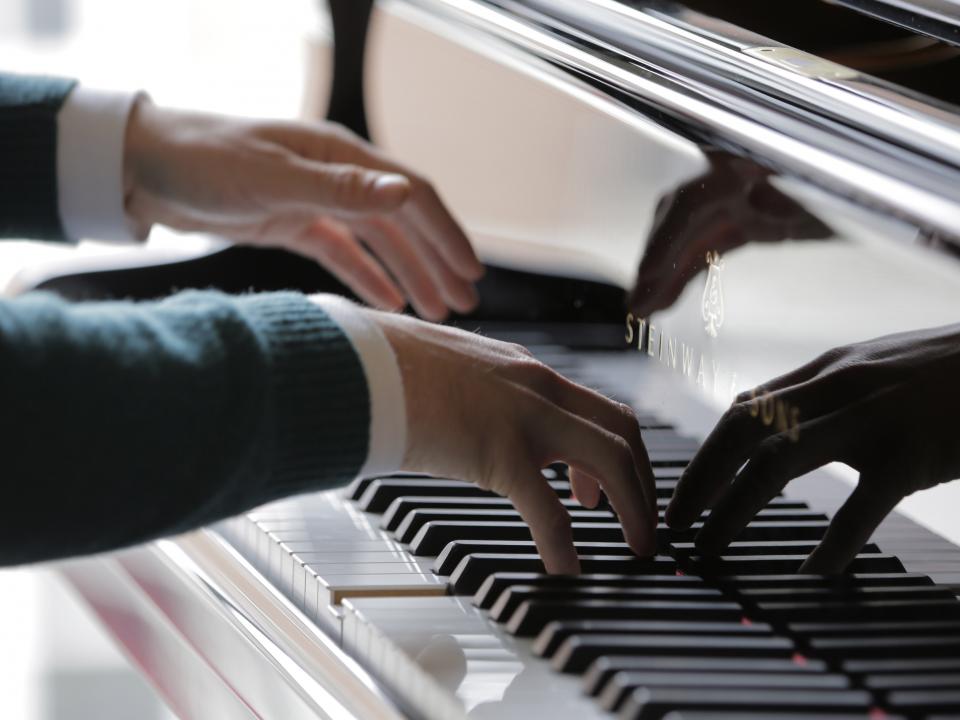 Pianist at keyboard © Colm Hogan